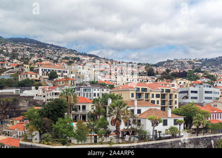 Panoramablick auf Gebäuden in Funchal auf der portugiesischen Insel Madeira Stockfoto