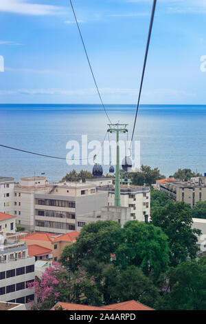 Funchal, Portugal - 17 September, 2018: Blick in den Gebäuden in der Stadt Funchal und das Meer von einer Seilbahn Teleférico do Funchal, oder so Ma genannt Stockfoto