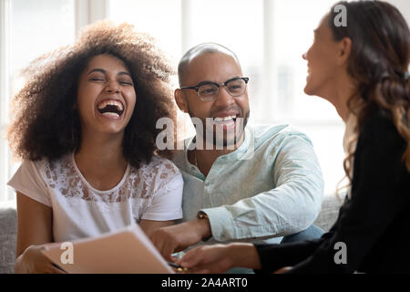 Gerne Afrikanische amerikanische Paar an Treffen mit Realtor lachen Stockfoto