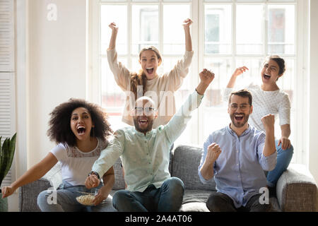 Aufgeregt diverse Freunde feiern erfolgreichen Fußball-Match Ergebnis Stockfoto