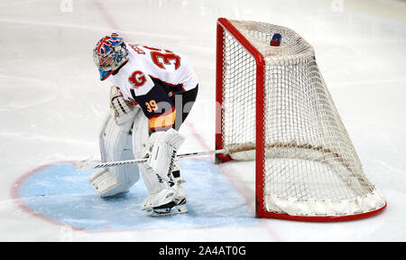 Guildford Phoenix Torwart Petr Cech trägt einen Helm mit einem Chelsea Emblem während der NIHL 2 Spiel in Guildford Spectrum Leisure Complex, Guildford. Stockfoto