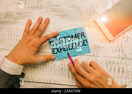 Text Zeichen angezeigt. Business Foto text Produkt der Interaktion zwischen der Organisation und dem Käufer Hand halten beachten Sie Papier in der Nähe schreiben equ Stockfoto