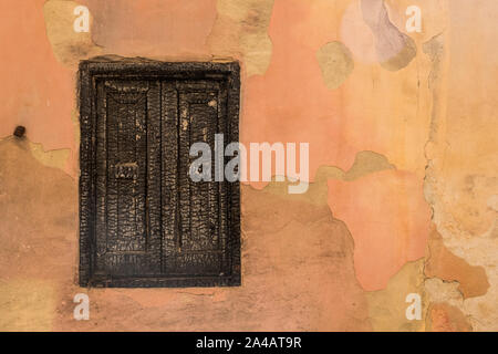 Verbrannt Fenster an der Wand mit alter Lackierung, verkohltem Holz Textur Stockfoto