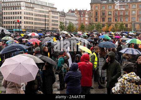 Kopenhagen, Dänemark - Oktober 11, 2019: Tausende von Menschen versammeln sich die Leute Klima März im Kopenhagener Rathaus Platz und forderte rasche und umfangreiche Klimapolitik, die den Abschluss der C40-Welt Bürgermeister Gipfel in dieser Woche in Kopenhagen. Alexandria Ocasio-Cortez, einem US-amerikanischen Politiker und Klima Aktivist, sprach bei der Demonstration. Mehr als 90 Bürgermeistern von einigen der weltweit größten und einflussreichsten Städte die rund 700 Millionen Menschen in Kopenhagen vom Oktober 9-12 met für die C40-Welt Bürgermeister Gipfel. Der Zweck Mit der Gipfel von Kopenhagen war ein zu bauen Stockfoto