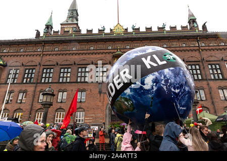 Kopenhagen, Dänemark - Oktober 11, 2019: Tausende von Menschen versammeln sich die Leute Klima März im Kopenhagener Rathaus Platz und forderte rasche und umfangreiche Klimapolitik, die den Abschluss der C40-Welt Bürgermeister Gipfel in dieser Woche in Kopenhagen. Alexandria Ocasio-Cortez, einem US-amerikanischen Politiker und Klima Aktivist, sprach bei der Demonstration. Mehr als 90 Bürgermeistern von einigen der weltweit größten und einflussreichsten Städte die rund 700 Millionen Menschen in Kopenhagen vom Oktober 9-12 met für die C40-Welt Bürgermeister Gipfel. Der Zweck Mit der Gipfel von Kopenhagen war ein zu bauen Stockfoto