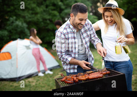 Freunde, die Spaß in der Natur tun, bbq Stockfoto