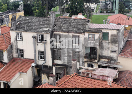 Außen an einem alten verlassenen Gebäude mitten in einem Wohnviertel. Portugiesische Insel Madeira Stockfoto