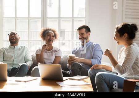 Gerne diversen Freunden Spaß zu haben, lustig Witz lachen Stockfoto
