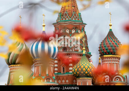 Herbst Blätter auf dem Hintergrund der Basilius-Kathedrale auf dem Roten Platz im Zentrum von Moskau, Russland Stockfoto
