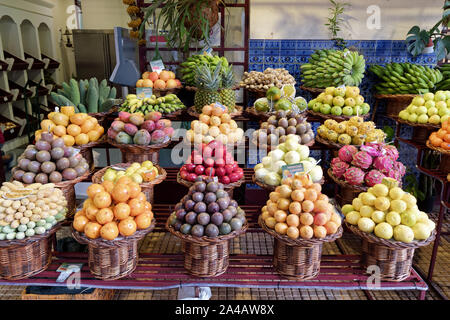 Frische exotische Früchte auf dem berühmten Markt in Funchal (Mercado dos Lavradores), portugiesische Insel Madeira Stockfoto