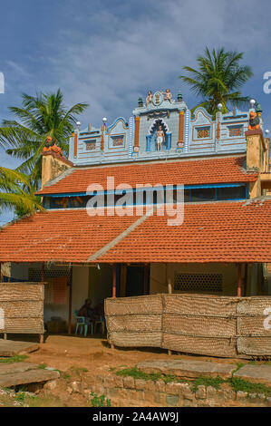 25 Aug 2009 Stuck Abbildung von Lion; Kinder; und Mahatma Gandhi auf Haus im Dorf Tamil Nadu, Indien Stockfoto