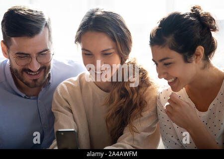 Gerne diverse Freunde mit Handy apps Nahaufnahme Stockfoto