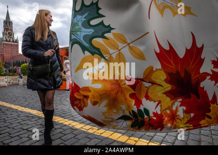 Besucher auf dem 2019 Goldener Herbst Food Festival auf dem Roten Platz mit dem Kreml in Moskau Spasskaja Turm im Hintergrund, Russland Stockfoto