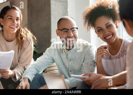 Gerne diverse Studenten gemeinsam Spaß haben, diskutieren Projekt Nahaufnahme Stockfoto