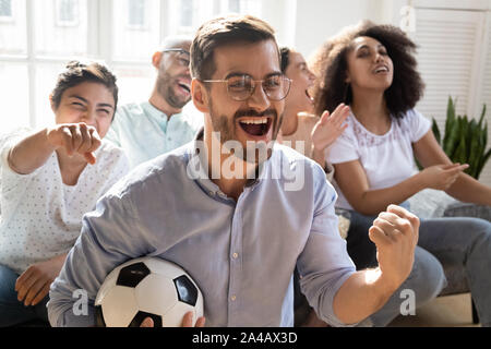Mann feiern Ziel aufgeregt, Fußball mit diversen Freunden Stockfoto