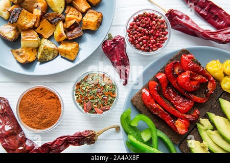 Mexikanisches Essen, eine Auswahl an gegrillten bunte Gemüse und rote Paprika auf weißem Hintergrund. Gesunden Snack. Stockfoto