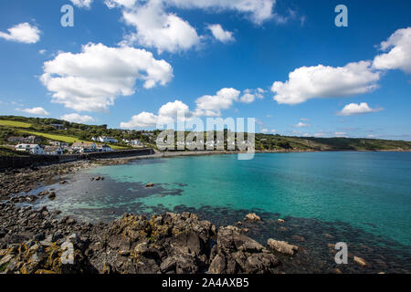Das malerische Fischerdorf Coverack Cornwall in Großbritannien zeigen die weite Bucht bei Ebbe unter einem blauen Himmel im Sommer Stockfoto