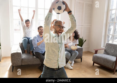 Afrikanische amerikanische Mann feiern Lieblingsfußballmannschaft Ziel begeistert Stockfoto