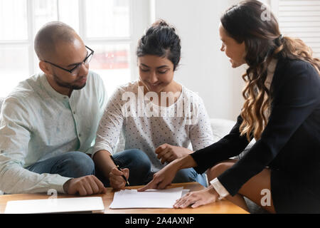 Gerne diverse Paar machen, unterzeichnen Vertrag in der Sitzung Stockfoto