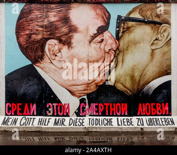 Die berühmten Kuss zwischen Leonid Breschnew und Erich Honecker auf der Berliner Mauer gemalt von Dimitri Vrubel, East Side Gallery, Berlin, Deutschland Stockfoto
