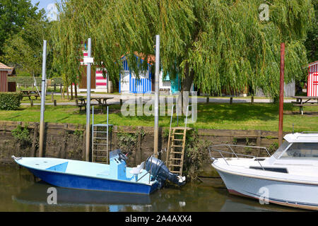 Boote im Hafen und ostreicole Holzhäuser von Biganos, Gemeinde liegt am Ufer der Bucht von Arcachon, im Département in Frankreich Stockfoto