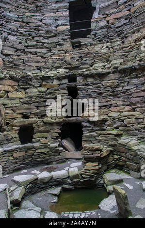 Blick auf den Innenbereich von Mousa Eisenzeit Broch, höchste Broch und zählen zu den am besten erhaltenen prähistorischen Bauten in Europa, Mousa, Shetlandinseln, Schottland Stockfoto