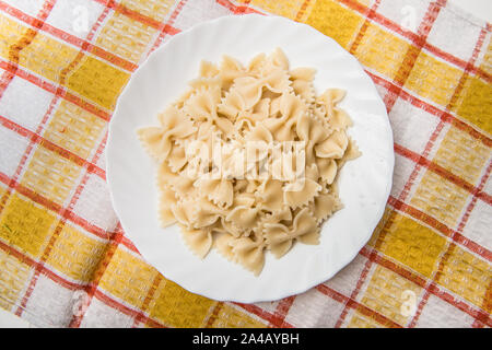 Frisch gekochte farfalle Pasta, in Gericht ohne Soße serviert. Stockfoto