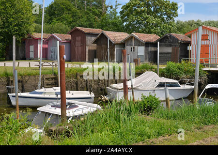 Boote im Hafen und ostreicole Holzhäuser von Biganos, Gemeinde liegt am Ufer der Bucht von Arcachon, im Département in Frankreich Stockfoto