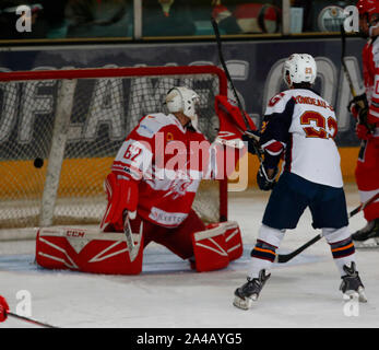 Guildford, Großbritannien. 13 Okt, 2019. GUILDFORD, England. 13. Oktober: Jacob Rondeau-Smith von Guildford Phoenix Kerben während National Ice Hockey League zwischen Guildford Phoenix und Swindon Wildkatzen 2 bei Guildford Spectrum Stadion in Guildford, England am Oktober 13, 2019 Credit: Aktion Foto Sport/Alamy leben Nachrichten Stockfoto