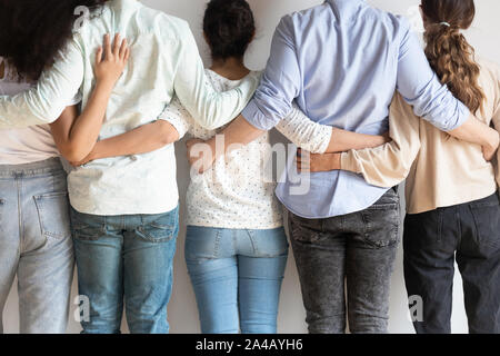 Unterschiedliche Menschen rücken, umarmen, Union Stockfoto