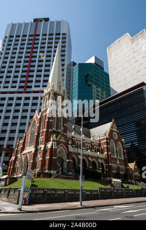Albert Street Unionskirche, Wesley Kirche in der Albert Street off King George Square, durch moderne Bürotürme in Brisbane, Queensland, Au umgeben Stockfoto