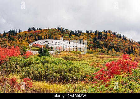 Mountain Hotel im Frühjahr Wald. Gebäude auf der Basis der Hügel mit einem runden Dach. Stockfoto