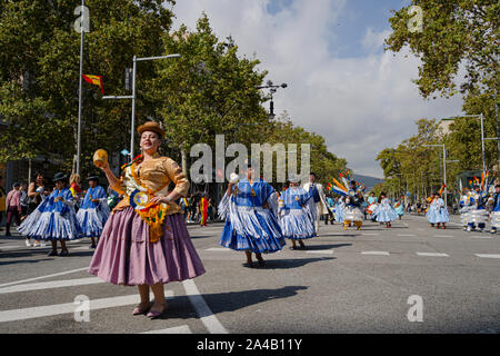 Barcelona, Spanien. 12 Oktober 2019: Bolivianische Moreno Tänzer während Dia de la Hispanidad in Barcelona. Stockfoto