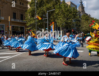 Barcelona, Spanien. 12 Oktober 2019: Bolivianische Moreno Tänzer während Dia de la Hispanidad in Barcelona. Stockfoto