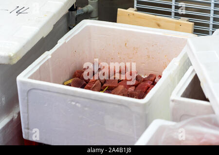 Frischen, rohen Thunfisch ist in der Box. Rote Fische Fleisch ist auf Fisch-Marker. Stockfoto