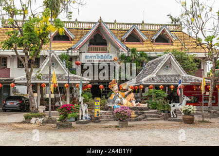 Bang Saen, Thailand - 16. März 2019: Wang Saensuk buddhistischen Kloster. Restaurant und willkommen Halle und Haus, wo Mönche unter Silber Himmel mit befinden Stockfoto