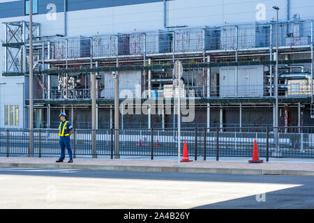 Tokio, Japan - OKTOBER 6, 2018. Die japanische Guard ist an der eingeschränkten Zone und industrielle Gebäude im Hintergrund. Stockfoto