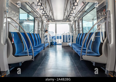 Tokio, Japan - OKTOBER 6, 2018. Ein Mann sitzt im Leeren U-Auto. Weiß und sauber von Innen Monorail Trainer mit blauen Sitzen. Stockfoto