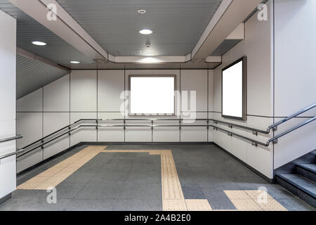 Mockup leer, Leuchtkästen an der Metrostation. Zwei Werbetafeln Rechteckige weiße Mock-up City anzeigen - Bild Stockfoto