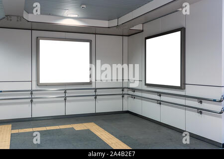 Mockup leer, Leuchtkästen an der Metrostation. Zwei Werbetafeln Rechteckige weiße Mock-up City anzeigen - Bild Stockfoto