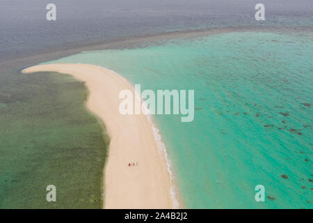 Sand Strand Insel auf einem Korallenriff, Ansicht von oben. Atoll mit einer Insel mit weißem Sand. Stockfoto