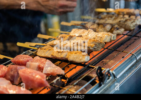 Detailansicht von frischem Thunfisch Sticks sind auf einem Fischmarkt. Rohen Thunfisch Fleisch gegrillte Spieße. Stockfoto