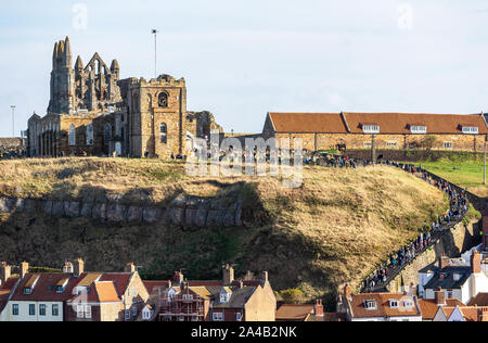 Die Menschen drängen die 199 Schritte zu Whitby Abbey und die Kirche der Heiligen Maria auf dem East Cliff. Stockfoto