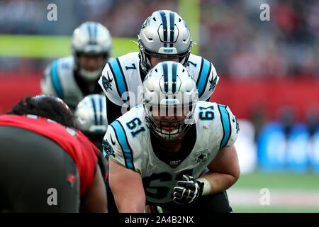 Tottenham Hotspur Stadion, London, UK. 13 Okt, 2019. National Football League, Carolina Panthers gegen Tampa Bay Buccaneers; Carolina Panthers Quarterback Kyle Allen (7) ruft die spielen und bereitet die Snatch - Redaktionelle Verwendung Credit: Aktion plus Sport/Alamy leben Nachrichten Stockfoto