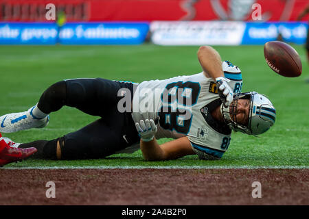 Tottenham Hotspur Stadion, London, UK. 13 Okt, 2019. National Football League, Carolina Panthers gegen Tampa Bay Buccaneers; Carolina Panthers festes Ende Greg Olsen (88) nicht auf den Pass zu halten - Redaktionelle Verwendung Credit: Aktion plus Sport/Alamy leben Nachrichten Stockfoto