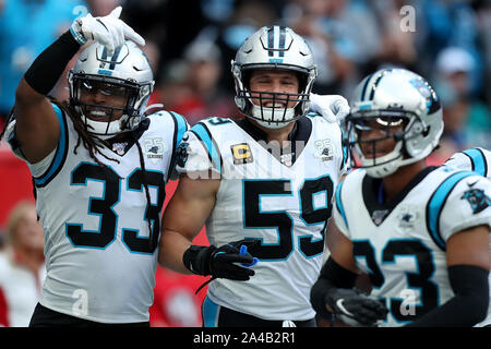 Tottenham Hotspur Stadion, London, UK. 13 Okt, 2019. National Football League, Carolina Panthers gegen Tampa Bay Buccaneers; Carolina Panthers Linebacker Lukas Kuechly (59) seinem Abfangen feiert mit Teamkollegen - Redaktionelle Verwendung Credit: Aktion plus Sport/Alamy leben Nachrichten Stockfoto