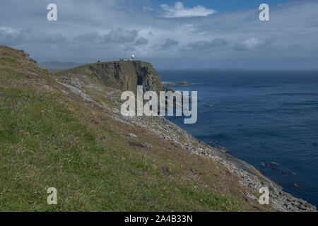 Blick von Sumburgh Head mit Blick auf die Gipfel des Kompass Kopf, mit den Nats Radar installation, Shetlandinseln, Schottland Stockfoto