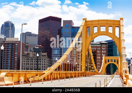 Roberto Clemente Brücke Struktur über Pittsburg anzeigen Stockfoto