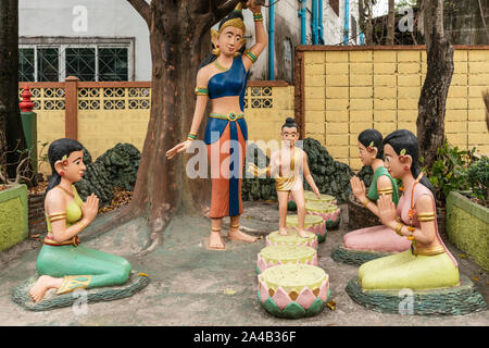 Bang Saen, Thailand - 16. März 2019: Wang Saensuk buddhistischen Kloster. Gruppe von bunten Skulpturen, die das Kind Buddha, Sirimahamaya seine Mothe Stockfoto