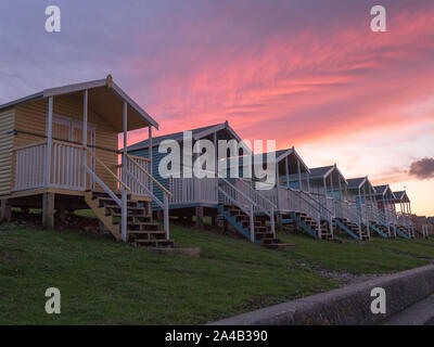 Münster am Meer, Kent, Großbritannien. 13. Oktober, 2019. UK Wetter: Einen traumhaften Sonnenuntergang hinter Strandhütten in Münster am Meer, Kent an diesem Abend. Credit: James Bell/Alamy leben Nachrichten Stockfoto